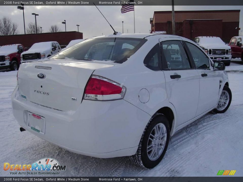 2008 Ford Focus SE Sedan Oxford White / Medium Stone Photo #5