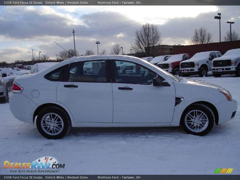 2008 Ford Focus SE Sedan Oxford White / Medium Stone Photo #6