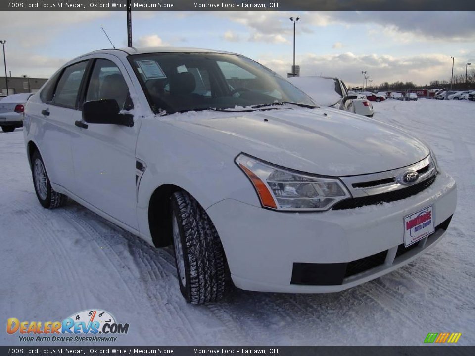 2008 Ford Focus SE Sedan Oxford White / Medium Stone Photo #7