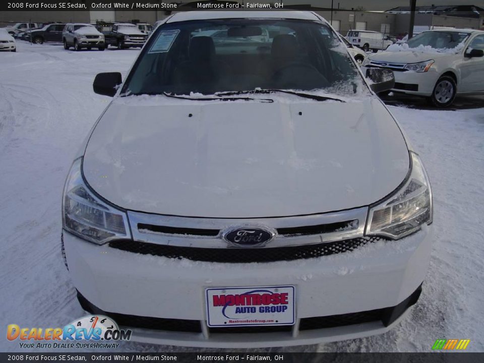 2008 Ford Focus SE Sedan Oxford White / Medium Stone Photo #8