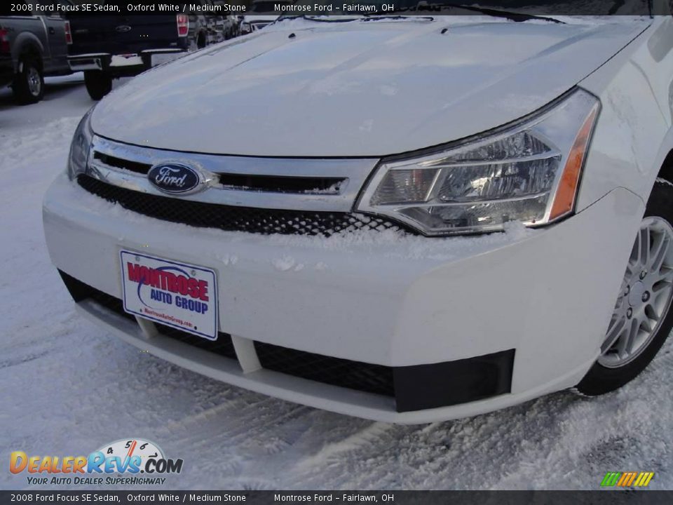 2008 Ford Focus SE Sedan Oxford White / Medium Stone Photo #9