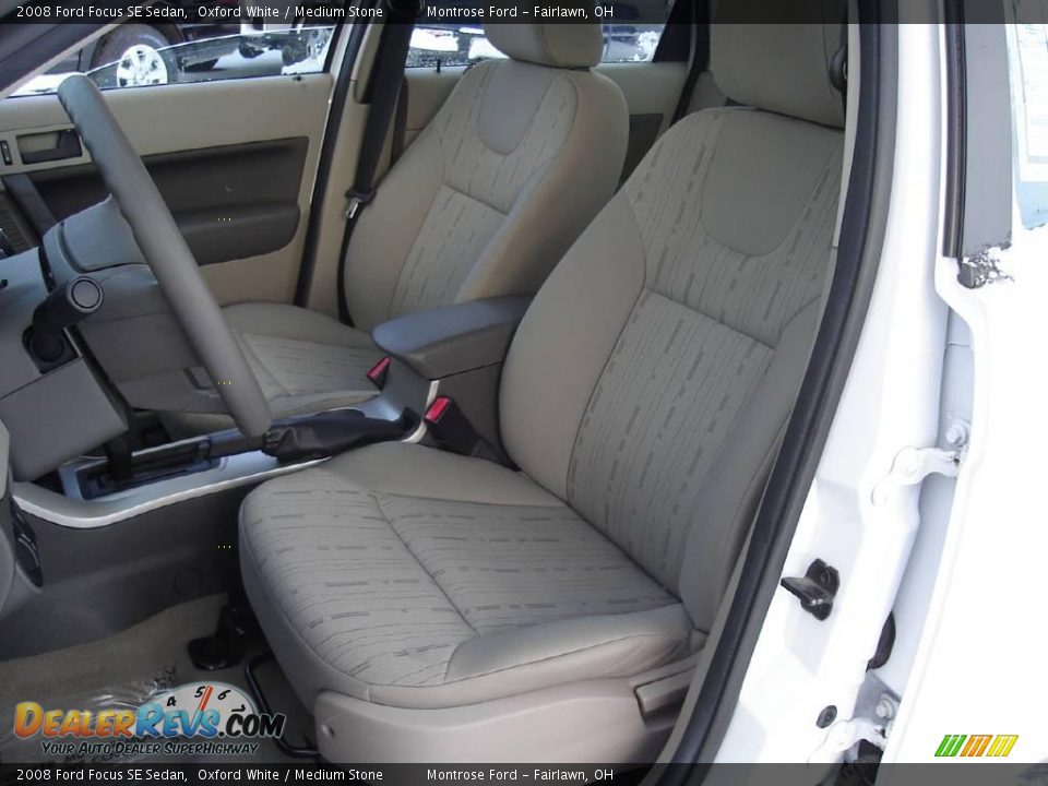 2008 Ford Focus SE Sedan Oxford White / Medium Stone Photo #12