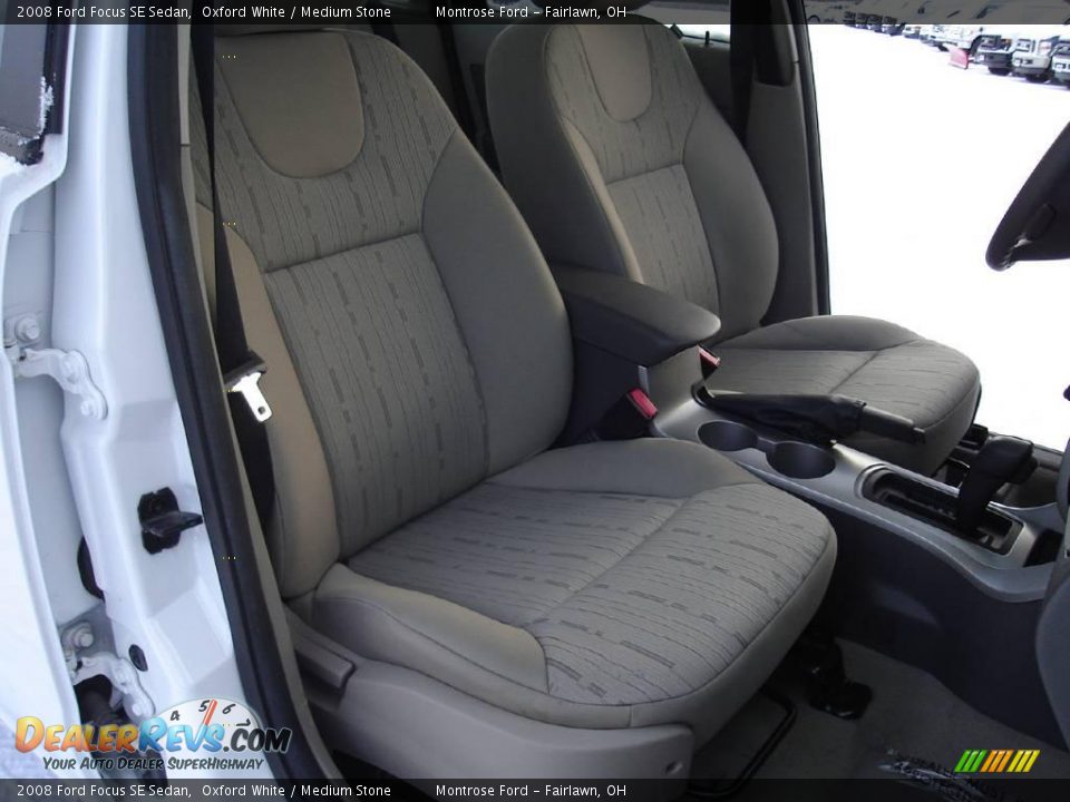 2008 Ford Focus SE Sedan Oxford White / Medium Stone Photo #13