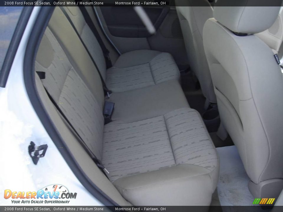 2008 Ford Focus SE Sedan Oxford White / Medium Stone Photo #14