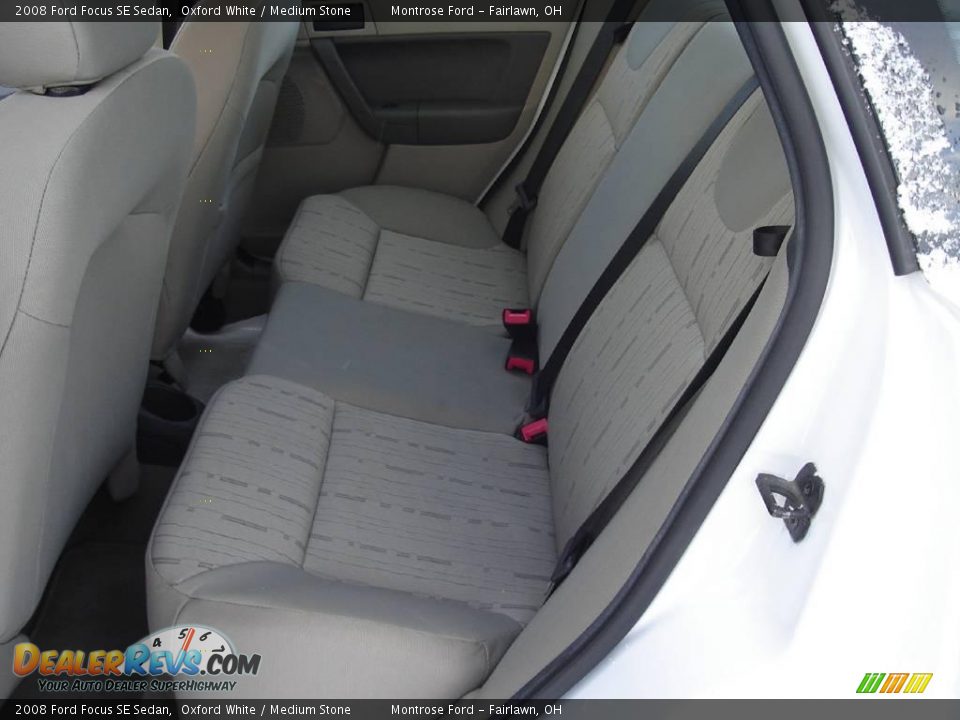 2008 Ford Focus SE Sedan Oxford White / Medium Stone Photo #15