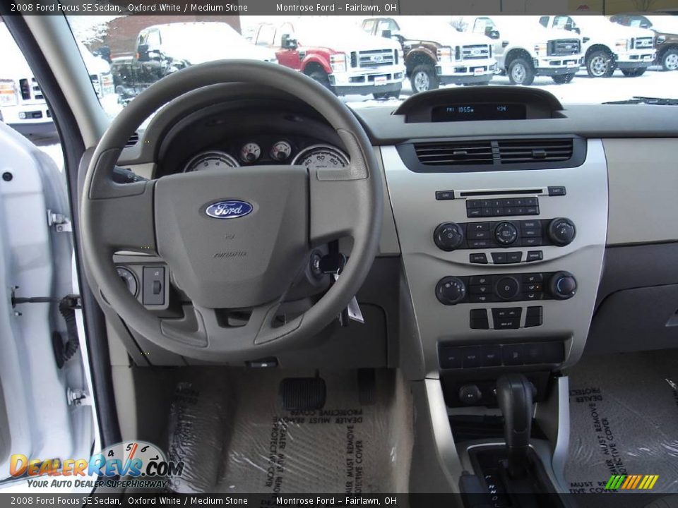 2008 Ford Focus SE Sedan Oxford White / Medium Stone Photo #16