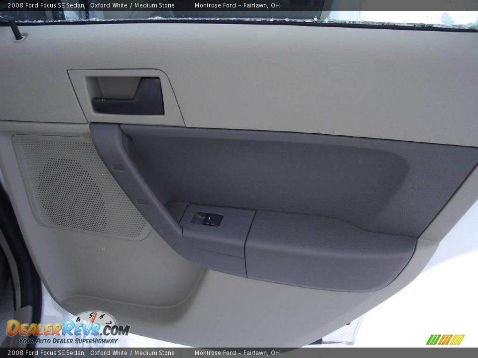 2008 Ford Focus SE Sedan Oxford White / Medium Stone Photo #17