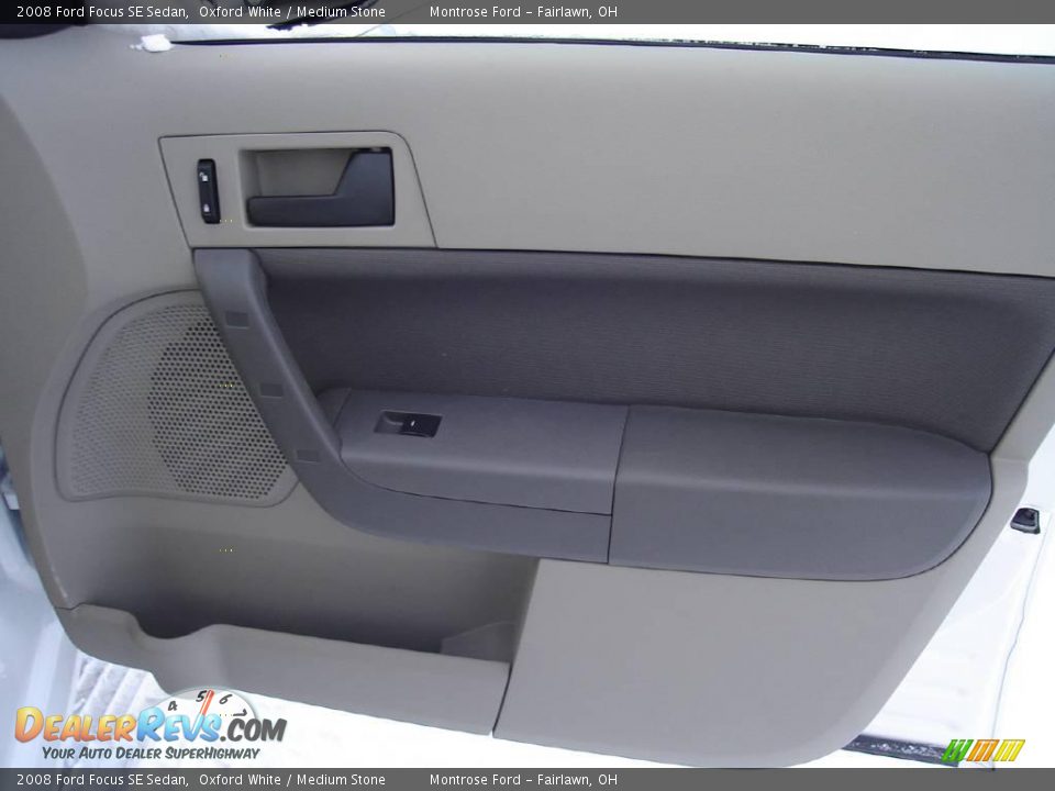 2008 Ford Focus SE Sedan Oxford White / Medium Stone Photo #18