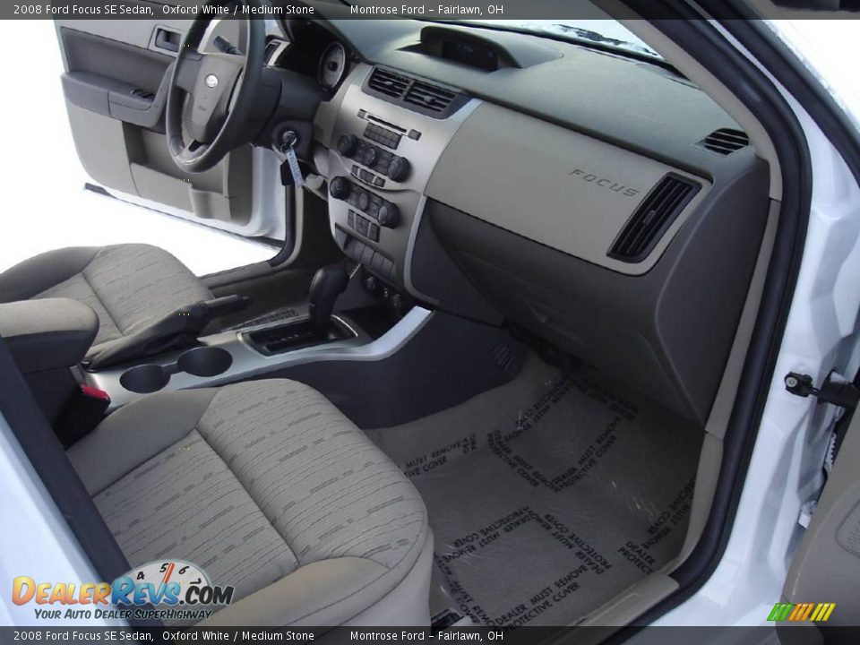 2008 Ford Focus SE Sedan Oxford White / Medium Stone Photo #19
