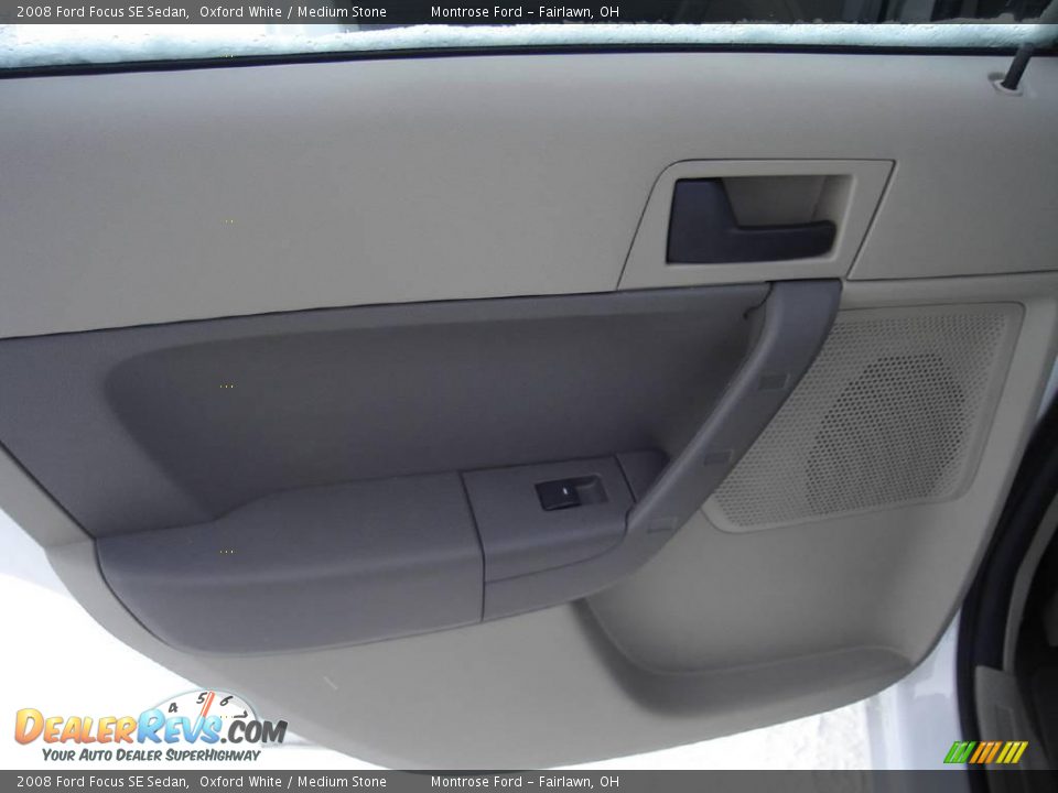 2008 Ford Focus SE Sedan Oxford White / Medium Stone Photo #20