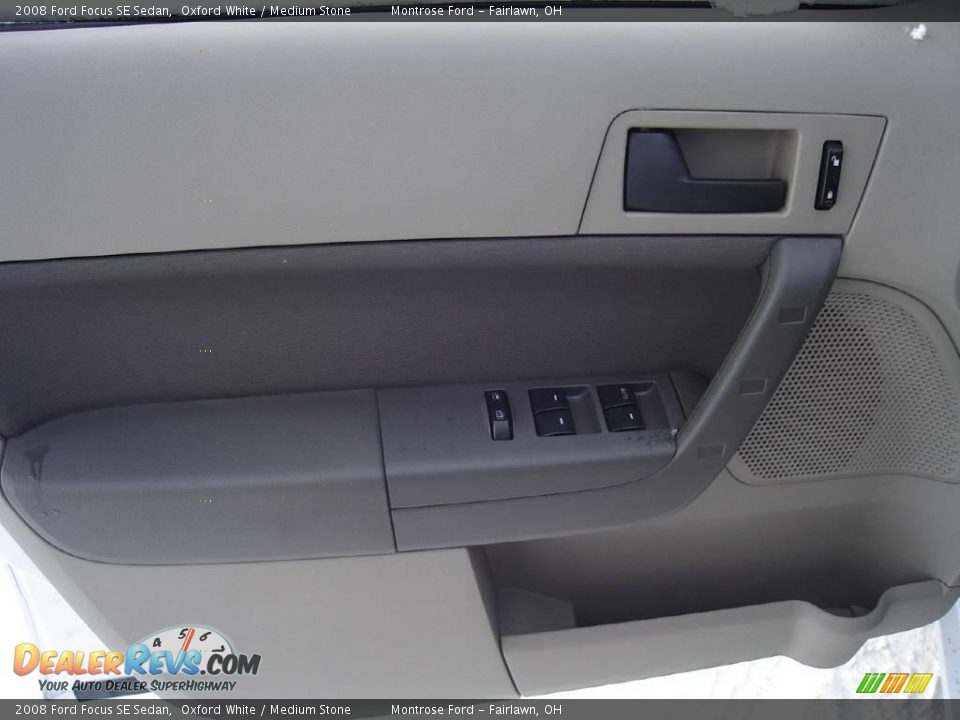 2008 Ford Focus SE Sedan Oxford White / Medium Stone Photo #21