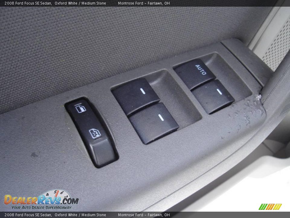 2008 Ford Focus SE Sedan Oxford White / Medium Stone Photo #22