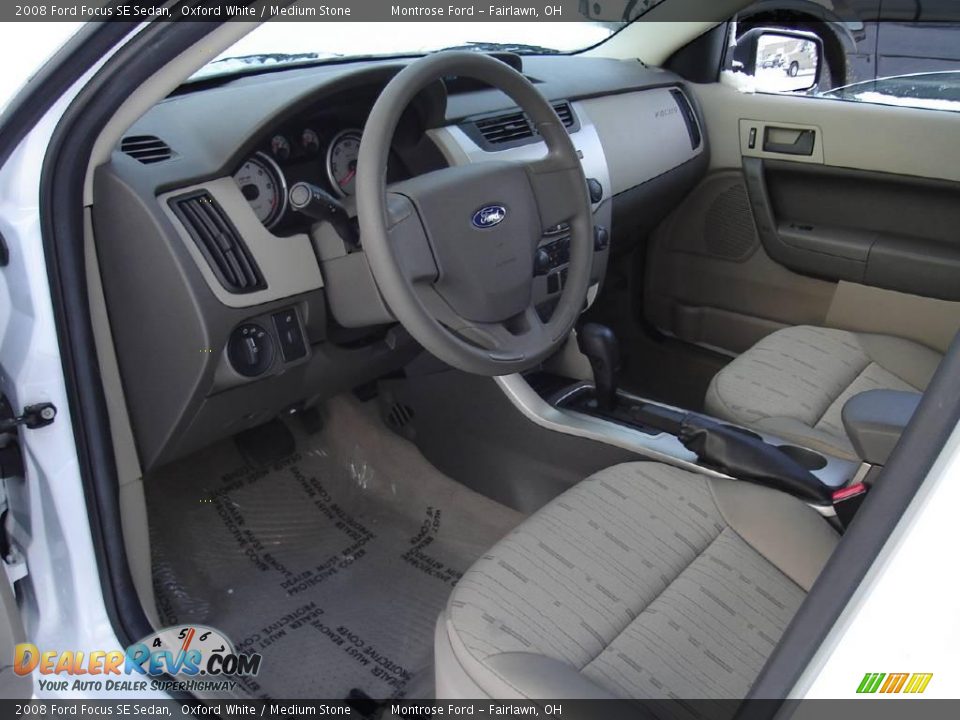2008 Ford Focus SE Sedan Oxford White / Medium Stone Photo #23