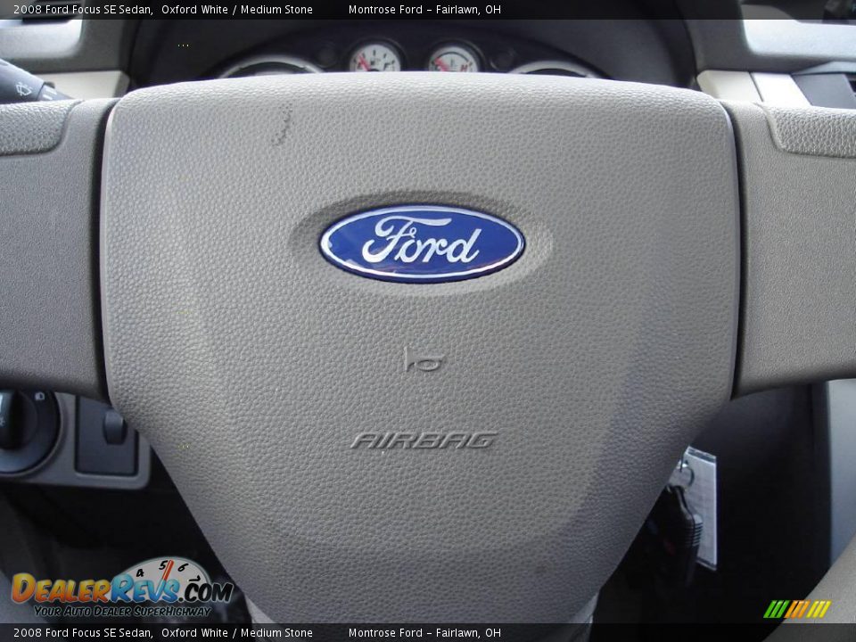 2008 Ford Focus SE Sedan Oxford White / Medium Stone Photo #26