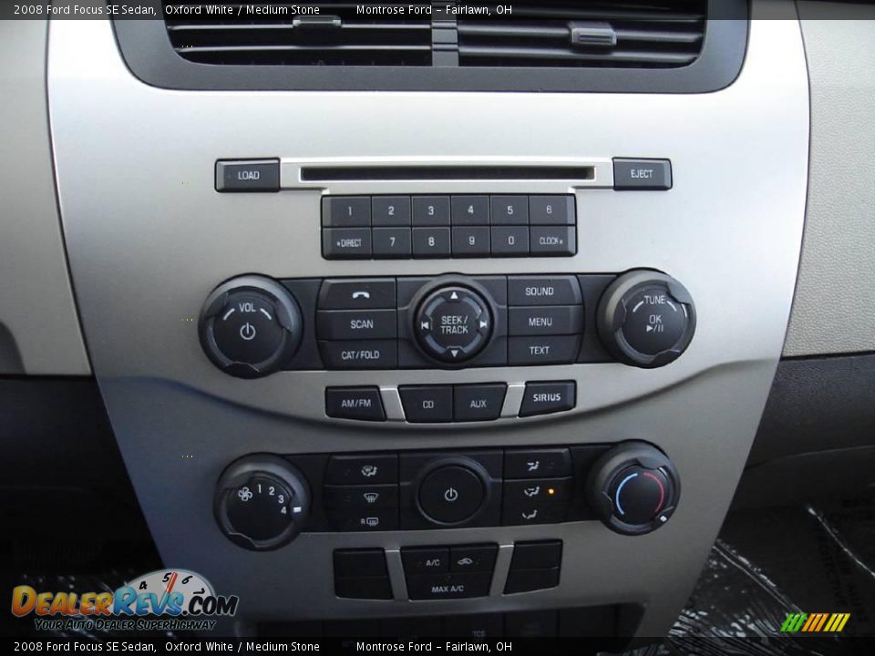2008 Ford Focus SE Sedan Oxford White / Medium Stone Photo #27
