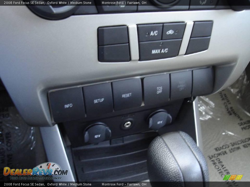 2008 Ford Focus SE Sedan Oxford White / Medium Stone Photo #28