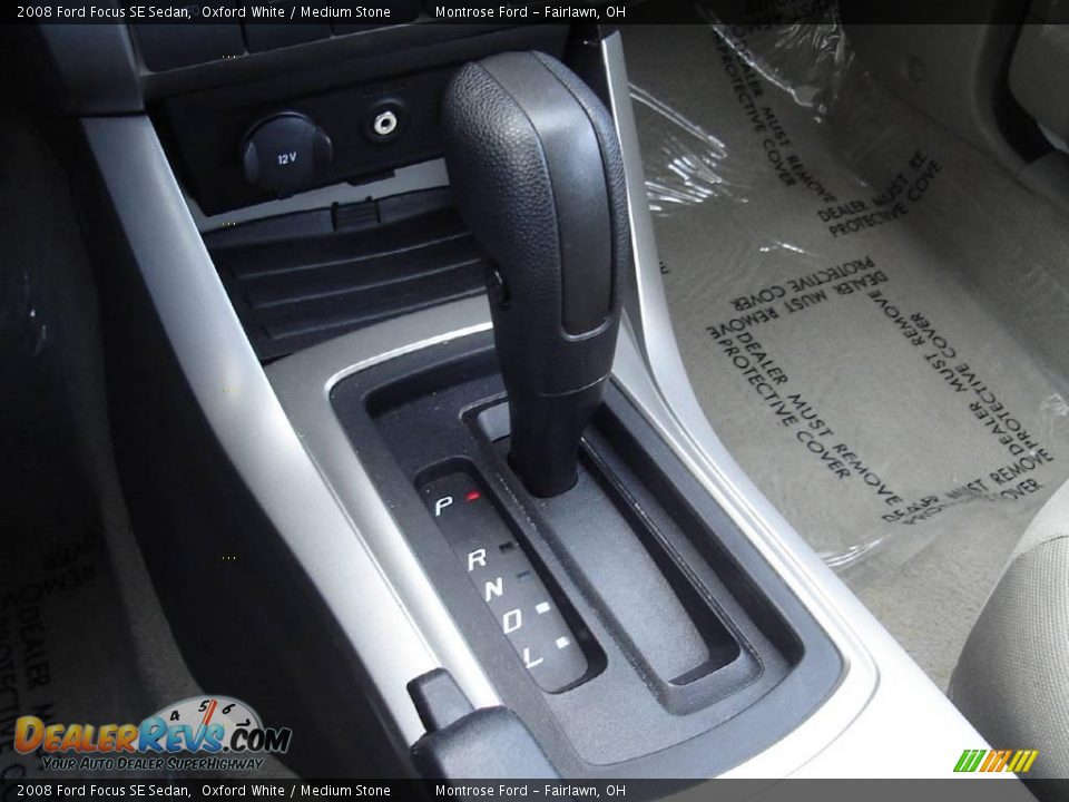 2008 Ford Focus SE Sedan Oxford White / Medium Stone Photo #29