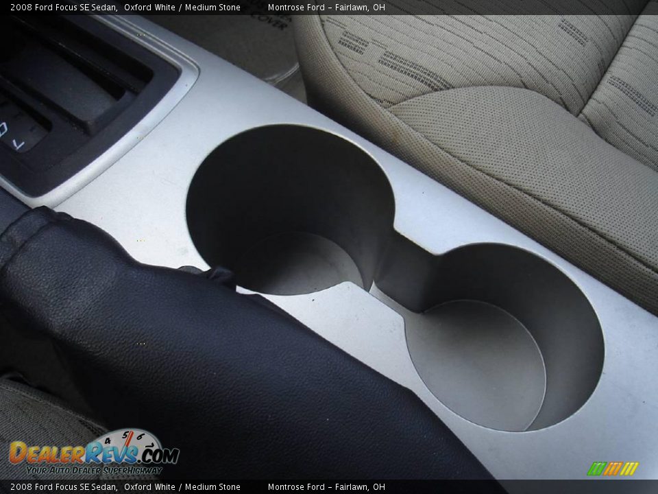 2008 Ford Focus SE Sedan Oxford White / Medium Stone Photo #30