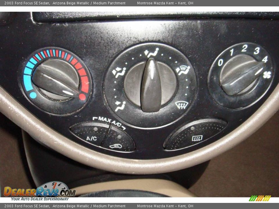 2003 Ford Focus SE Sedan Arizona Beige Metallic / Medium Parchment Photo #12