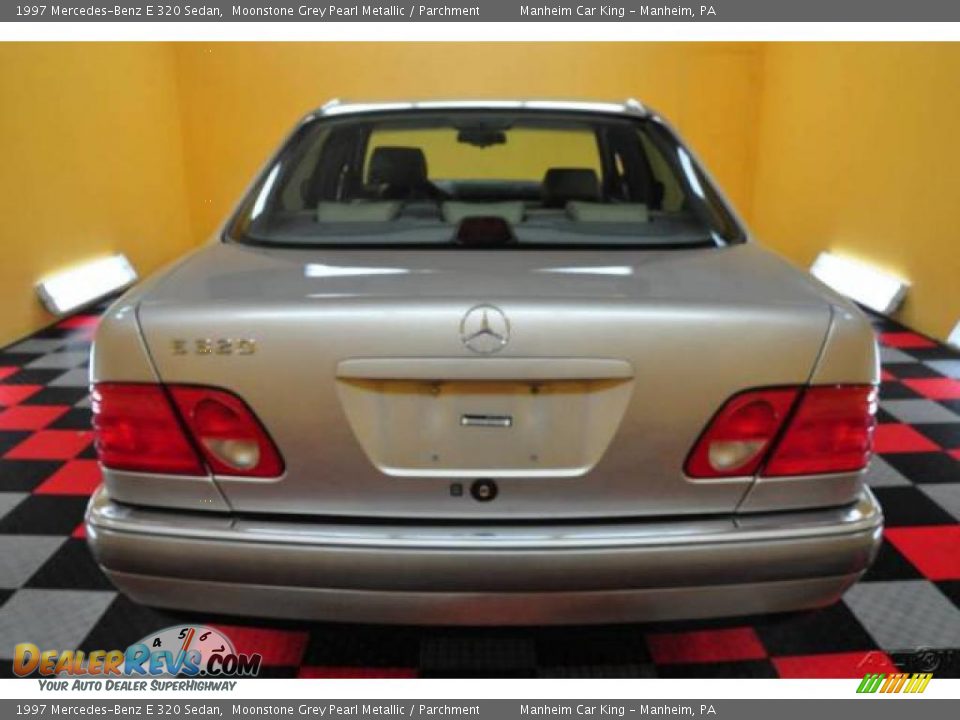 1997 Mercedes-Benz E 320 Sedan Moonstone Grey Pearl Metallic / Parchment Photo #5