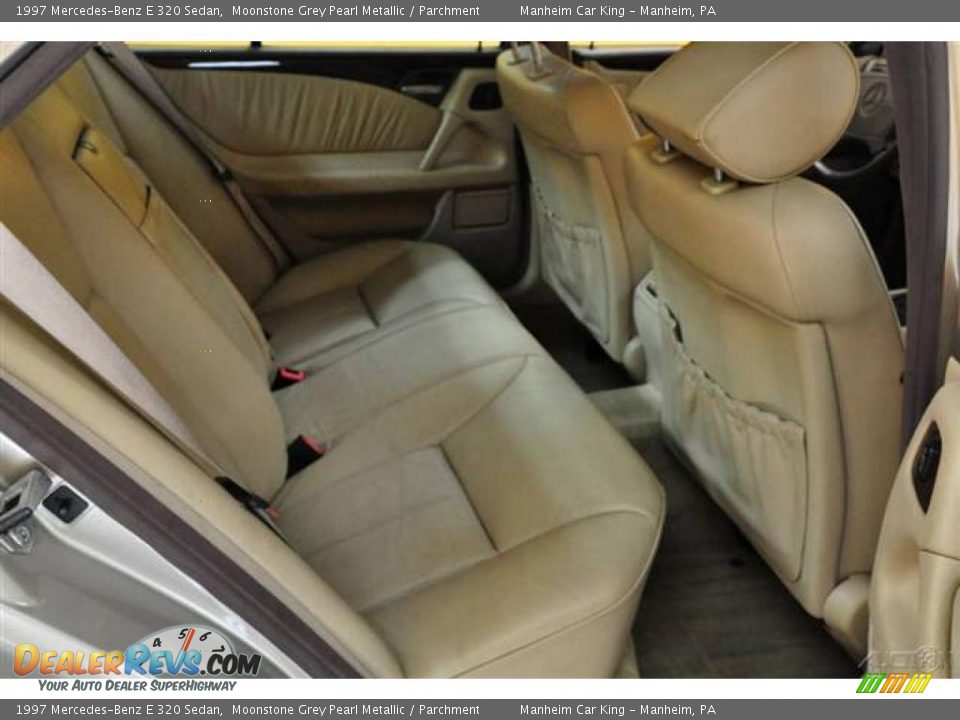 1997 Mercedes-Benz E 320 Sedan Moonstone Grey Pearl Metallic / Parchment Photo #12