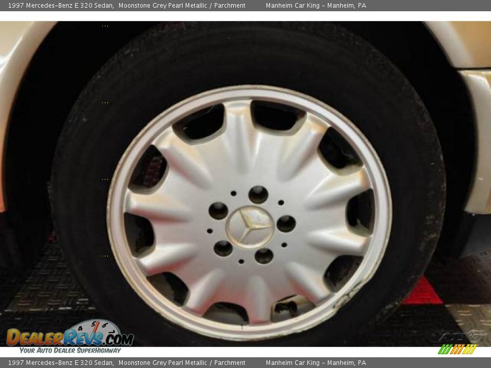 1997 Mercedes-Benz E 320 Sedan Moonstone Grey Pearl Metallic / Parchment Photo #17
