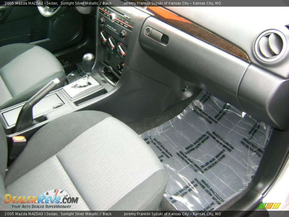 2005 Mazda MAZDA3 i Sedan Sunlight Silver Metallic / Black Photo #7