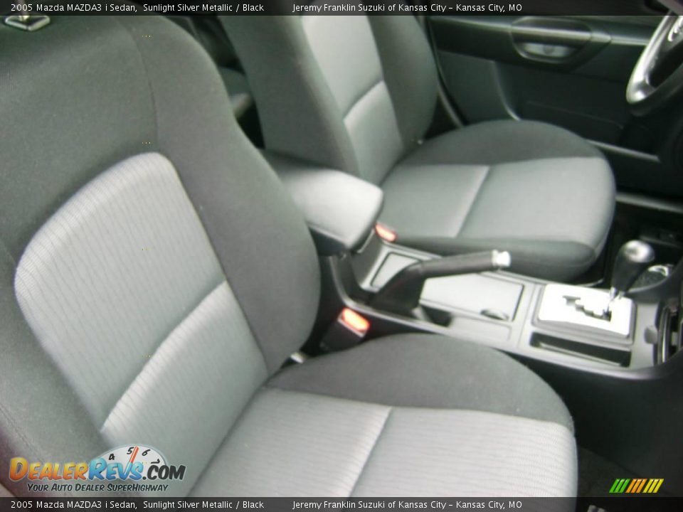 2005 Mazda MAZDA3 i Sedan Sunlight Silver Metallic / Black Photo #10