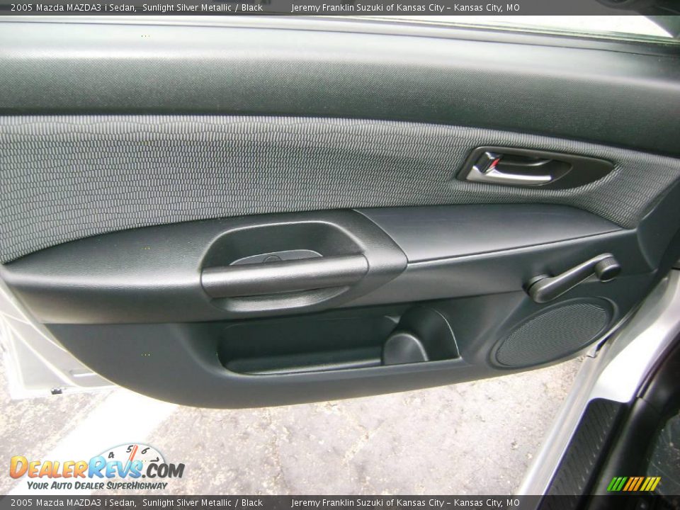 2005 Mazda MAZDA3 i Sedan Sunlight Silver Metallic / Black Photo #12