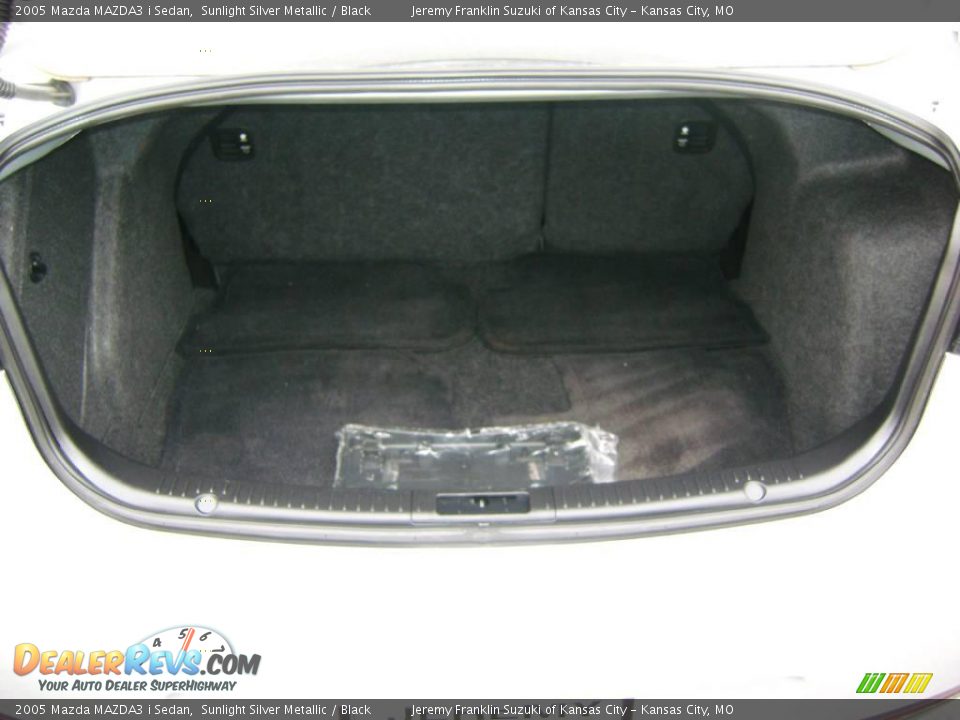 2005 Mazda MAZDA3 i Sedan Sunlight Silver Metallic / Black Photo #16