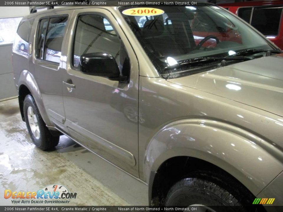 2006 Nissan Pathfinder SE 4x4 Granite Metallic / Graphite Photo #4