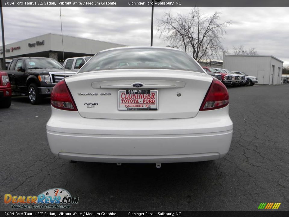 2004 Ford Taurus SES Sedan Vibrant White / Medium Graphite Photo #4