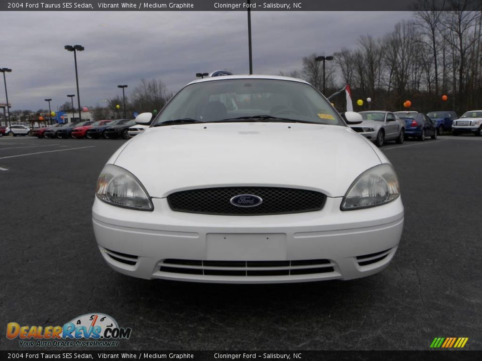2004 Ford Taurus SES Sedan Vibrant White / Medium Graphite Photo #7