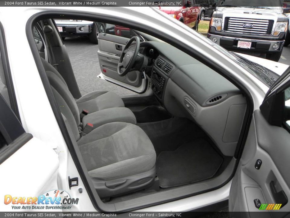 2004 Ford Taurus SES Sedan Vibrant White / Medium Graphite Photo #11