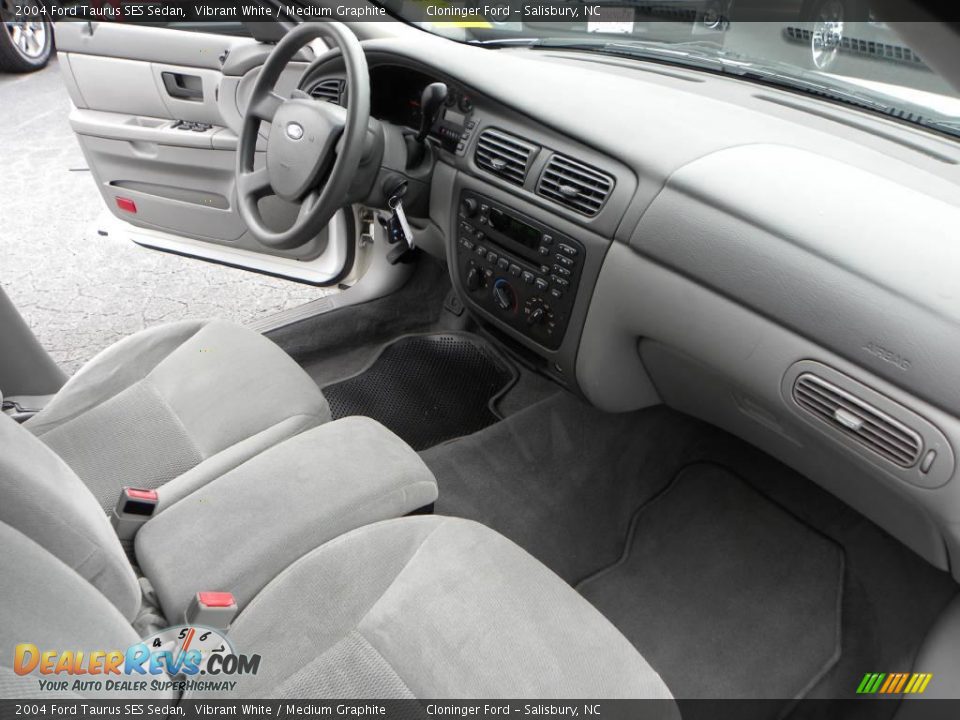 2004 Ford Taurus SES Sedan Vibrant White / Medium Graphite Photo #12