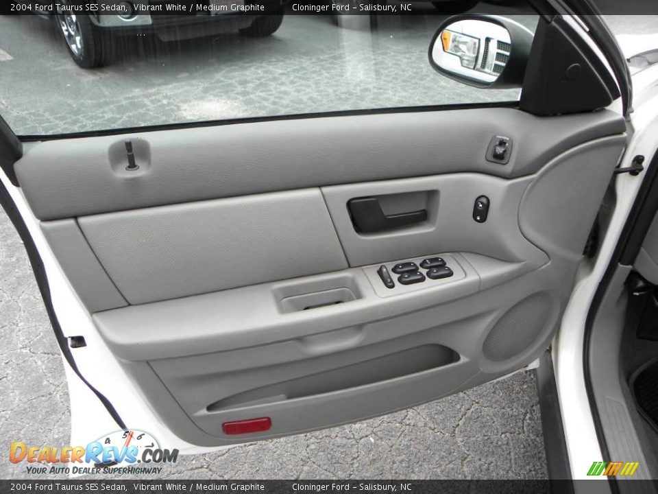 2004 Ford Taurus SES Sedan Vibrant White / Medium Graphite Photo #15