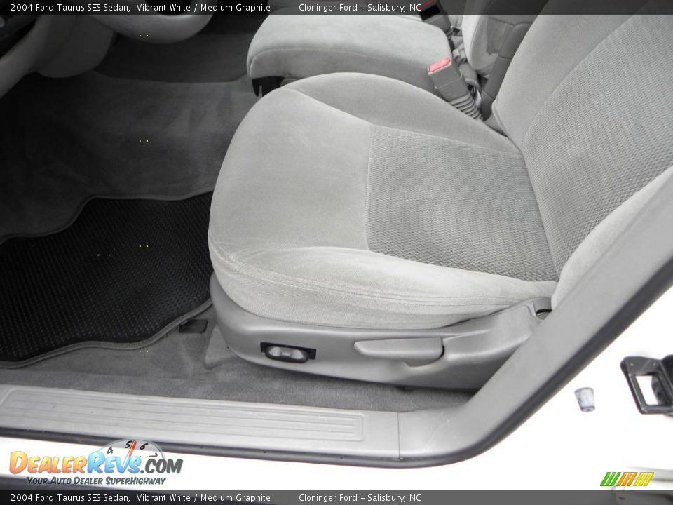 2004 Ford Taurus SES Sedan Vibrant White / Medium Graphite Photo #16