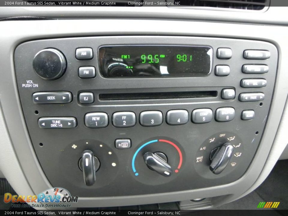 2004 Ford Taurus SES Sedan Vibrant White / Medium Graphite Photo #19