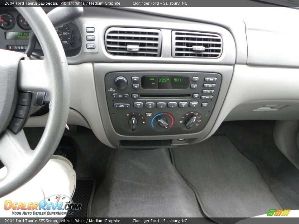 2004 Ford Taurus SES Sedan Vibrant White / Medium Graphite Photo #20