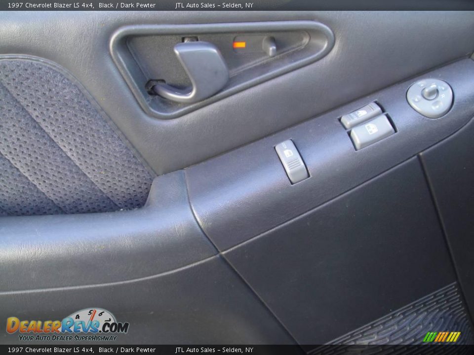 1997 Chevrolet Blazer LS 4x4 Black / Dark Pewter Photo #9