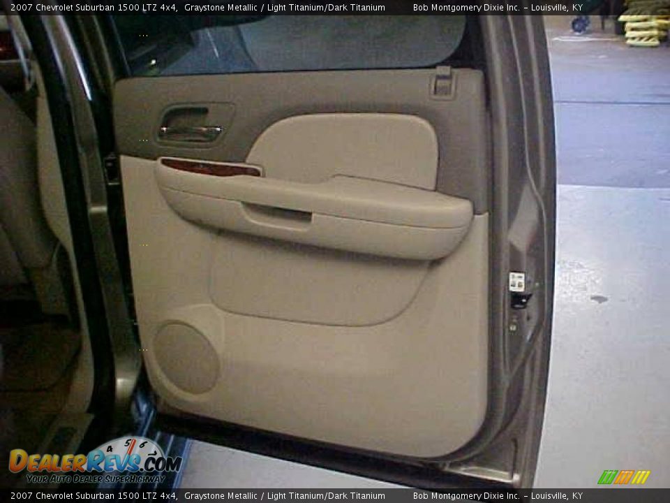2007 Chevrolet Suburban 1500 LTZ 4x4 Graystone Metallic / Light Titanium/Dark Titanium Photo #11