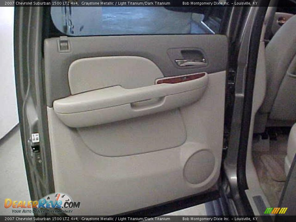 2007 Chevrolet Suburban 1500 LTZ 4x4 Graystone Metallic / Light Titanium/Dark Titanium Photo #21