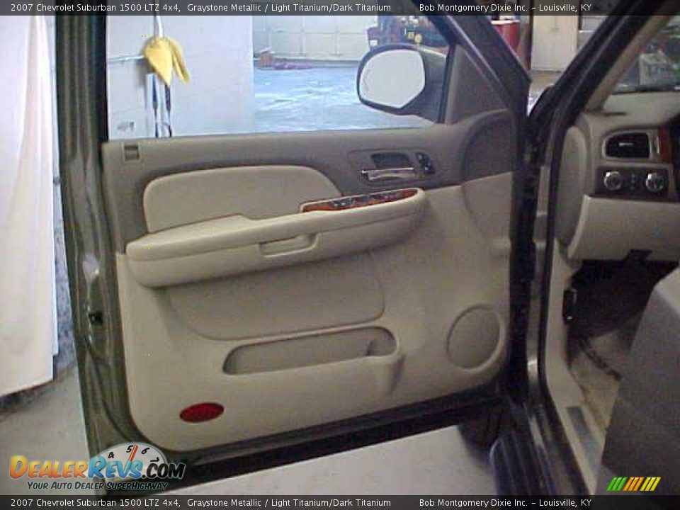 2007 Chevrolet Suburban 1500 LTZ 4x4 Graystone Metallic / Light Titanium/Dark Titanium Photo #24
