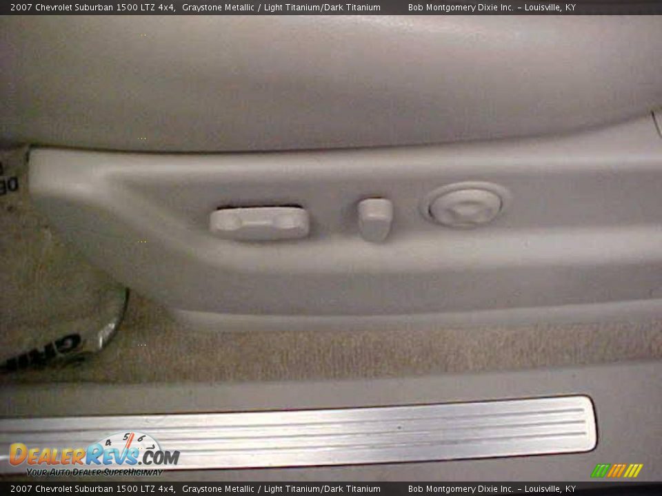 2007 Chevrolet Suburban 1500 LTZ 4x4 Graystone Metallic / Light Titanium/Dark Titanium Photo #27