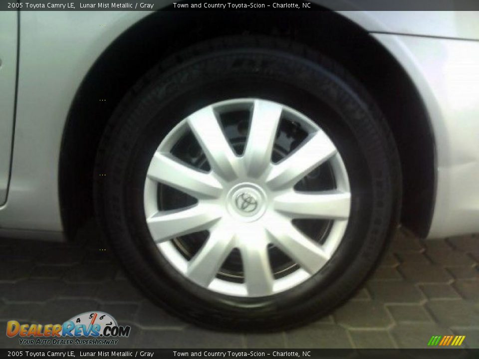 2005 Toyota Camry LE Lunar Mist Metallic / Gray Photo #22