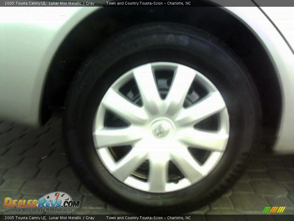 2005 Toyota Camry LE Lunar Mist Metallic / Gray Photo #23