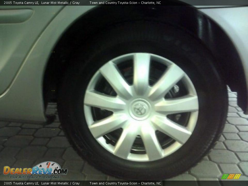 2005 Toyota Camry LE Lunar Mist Metallic / Gray Photo #24