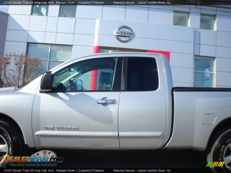 2006 Nissan Titan SE King Cab 4x4 Radiant Silver / Graphite/Titanium Photo #16