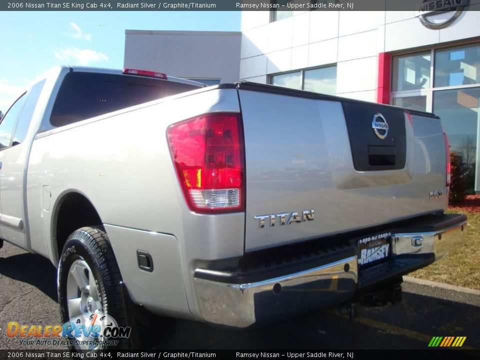 2006 Nissan Titan SE King Cab 4x4 Radiant Silver / Graphite/Titanium Photo #17