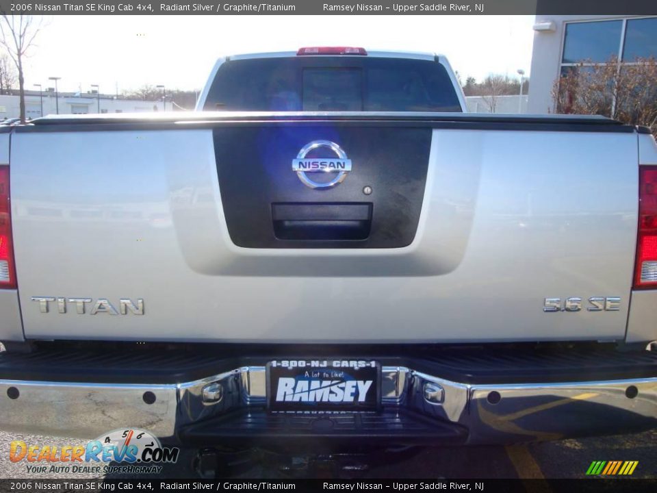 2006 Nissan Titan SE King Cab 4x4 Radiant Silver / Graphite/Titanium Photo #18
